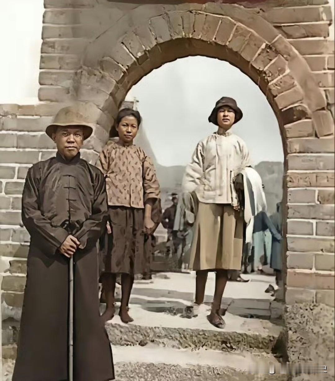 这张老照片，定格了1924年梁启超携女儿林徽因、梁思庄登上长城的珍贵时刻。画面