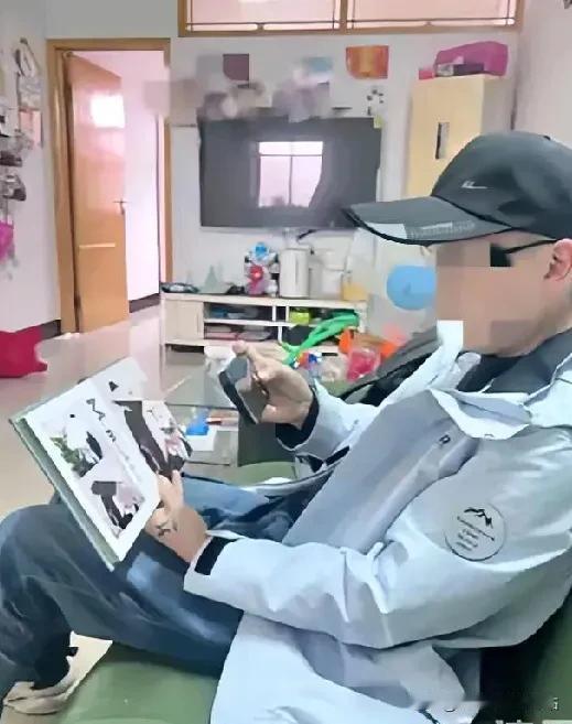 一点都不值得同情，这两夫妻欠住外债还买12万的二手车，第二没钱还装给孩子报800