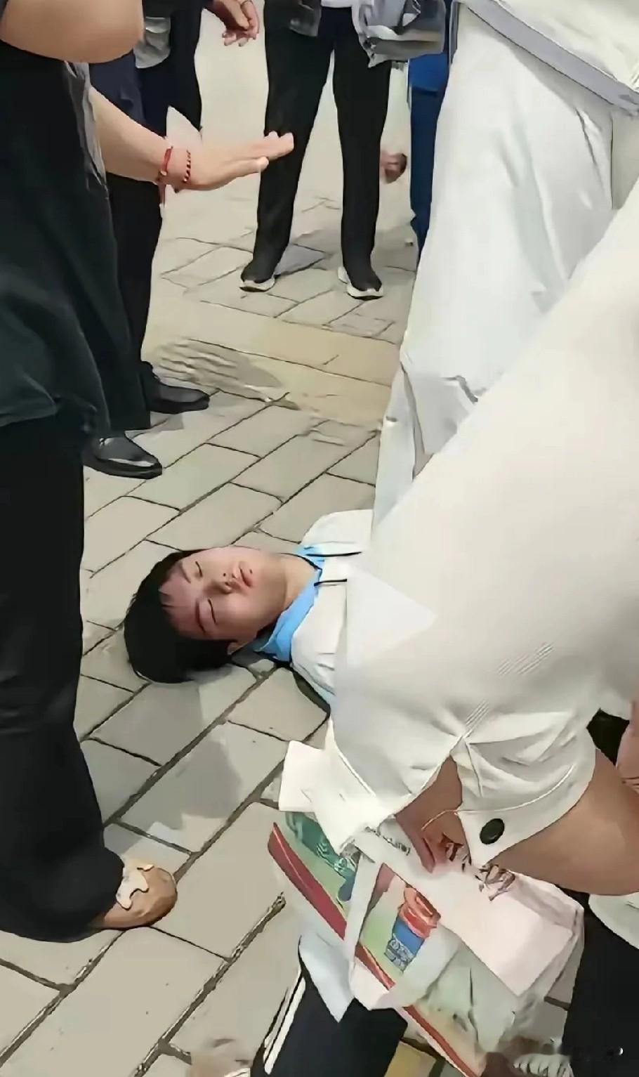 孩子太激动啦！谁都没有料到发生这样的意外！乐极生悲还是悲极生乐，一名高考