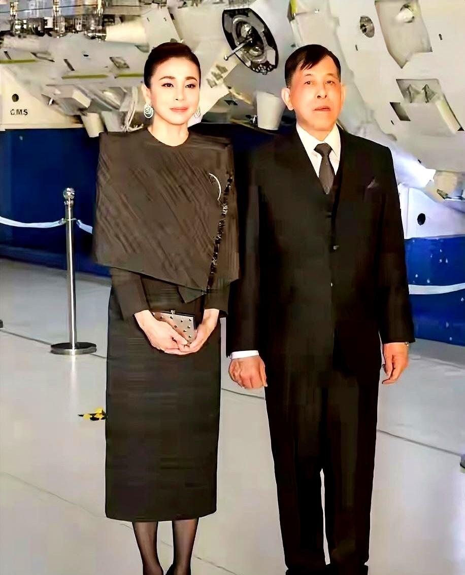 在参观北京航天城时，泰王对王后神情严肃，多次使眼色示意。而王后始终优雅从容，