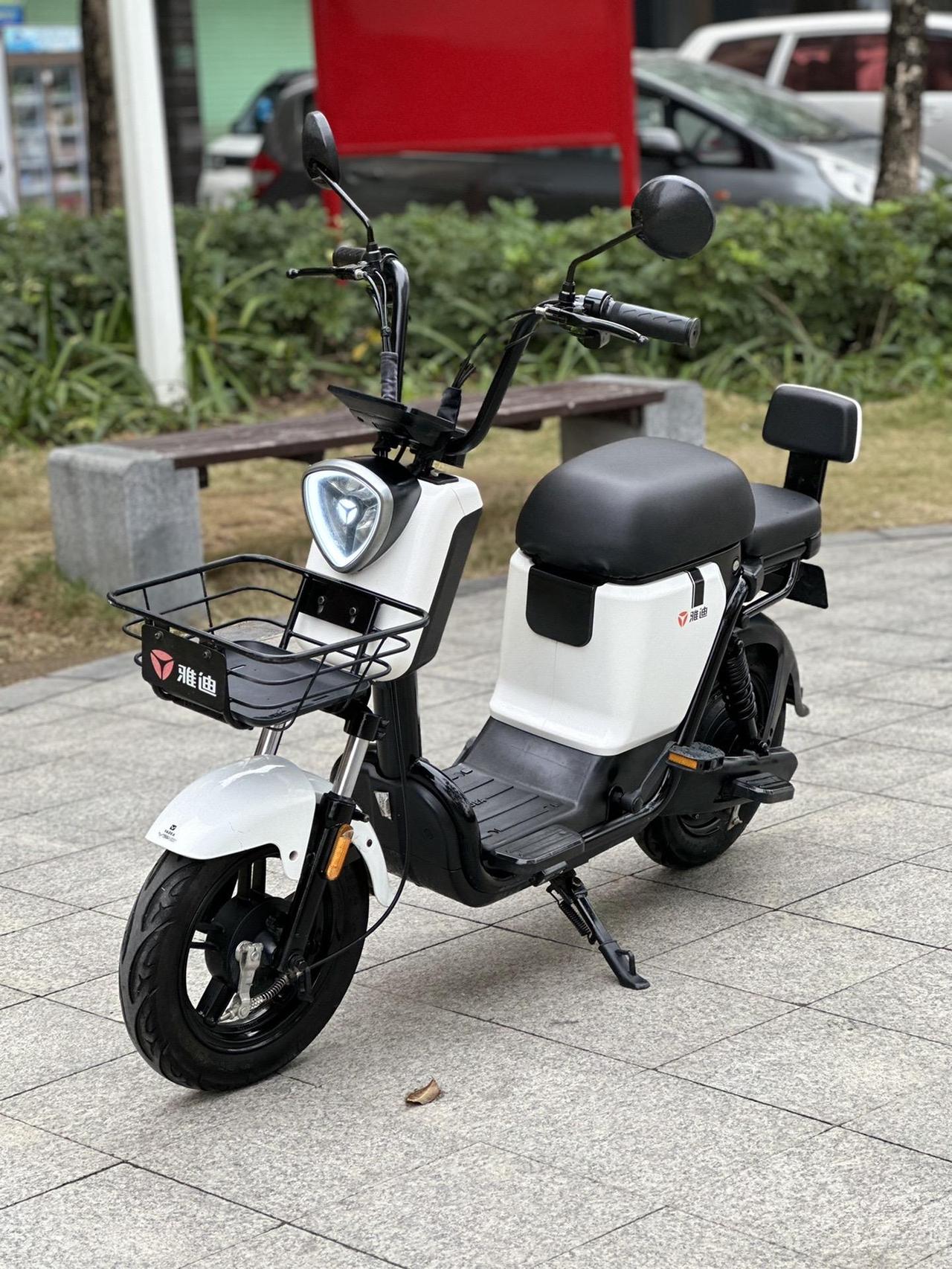 骑电动车的好处真的太多了：轻便灵活、省钱省力，还不占用公共空间。一辆汽车的