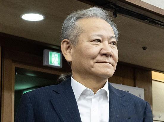 2月9日韩国首尔中央地方法院批准前行政安全部长官李祥敏一审宣判直播，李祥敏因涉“