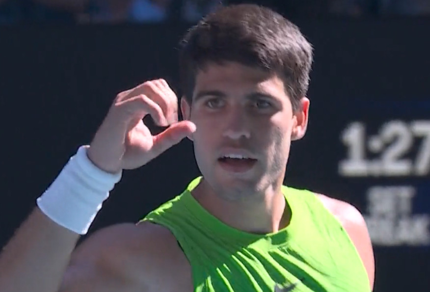 阿尔卡拉斯首进澳网男单决赛看哭了，最后一盘跪着看完的2-0遭遇伤病，医疗调整后硬