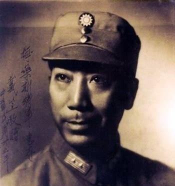 1945年，重庆的夏天闷热难熬，中统局长徐恩曾被撤职，回家摔了帽子，连茶都没喝一