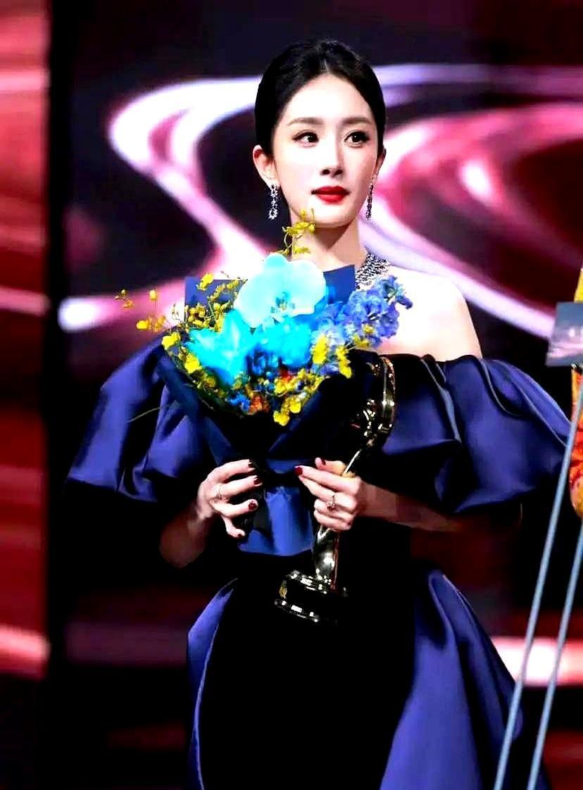 名利场里星光璀璨，最耐人寻味的，却是那束打在空椅子上的追光。它比任何到场的人，