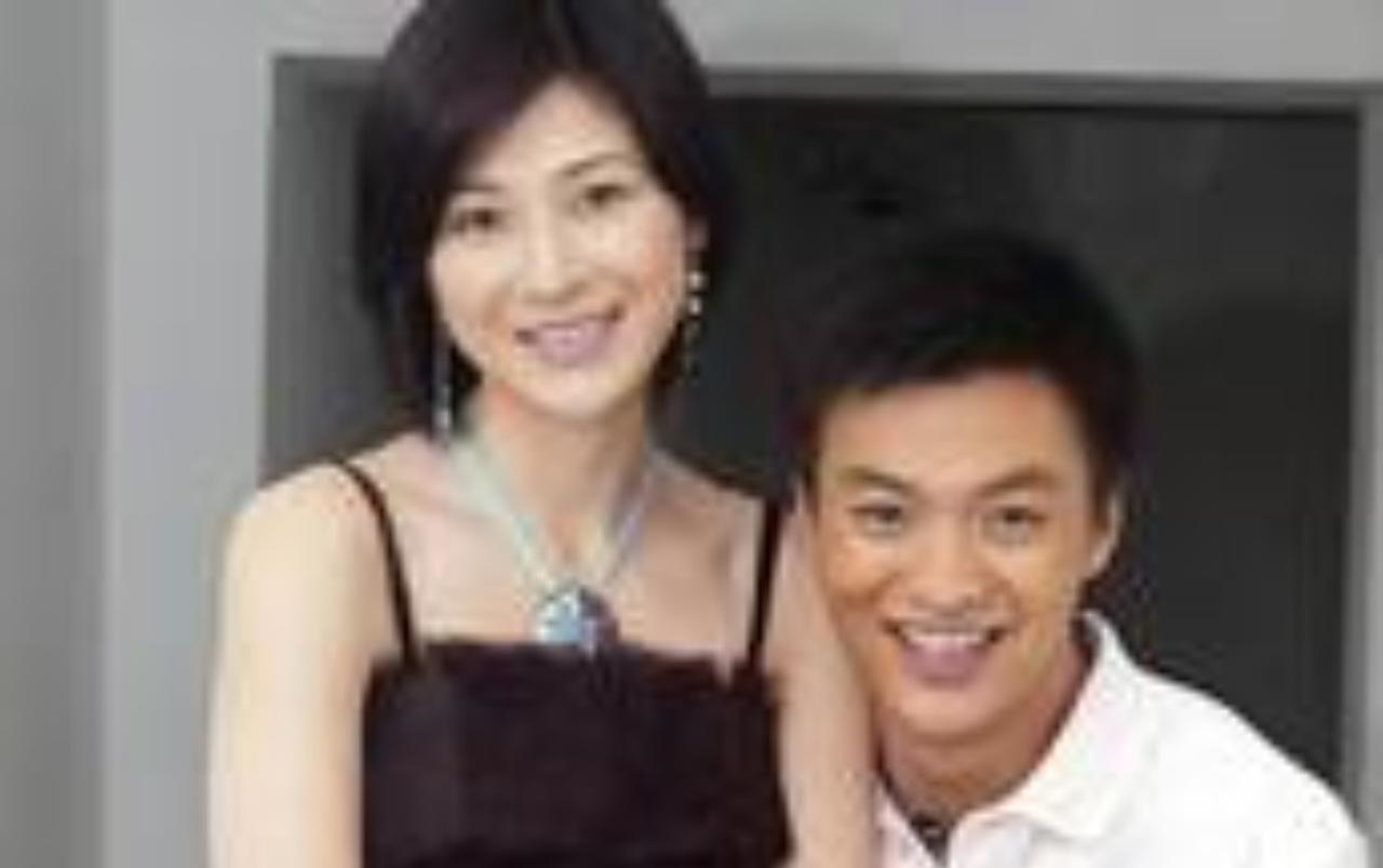 12年前，身家50亿的温州首富周旭辉，背着原配老婆，看上了演李云龙老婆的童蕾。在