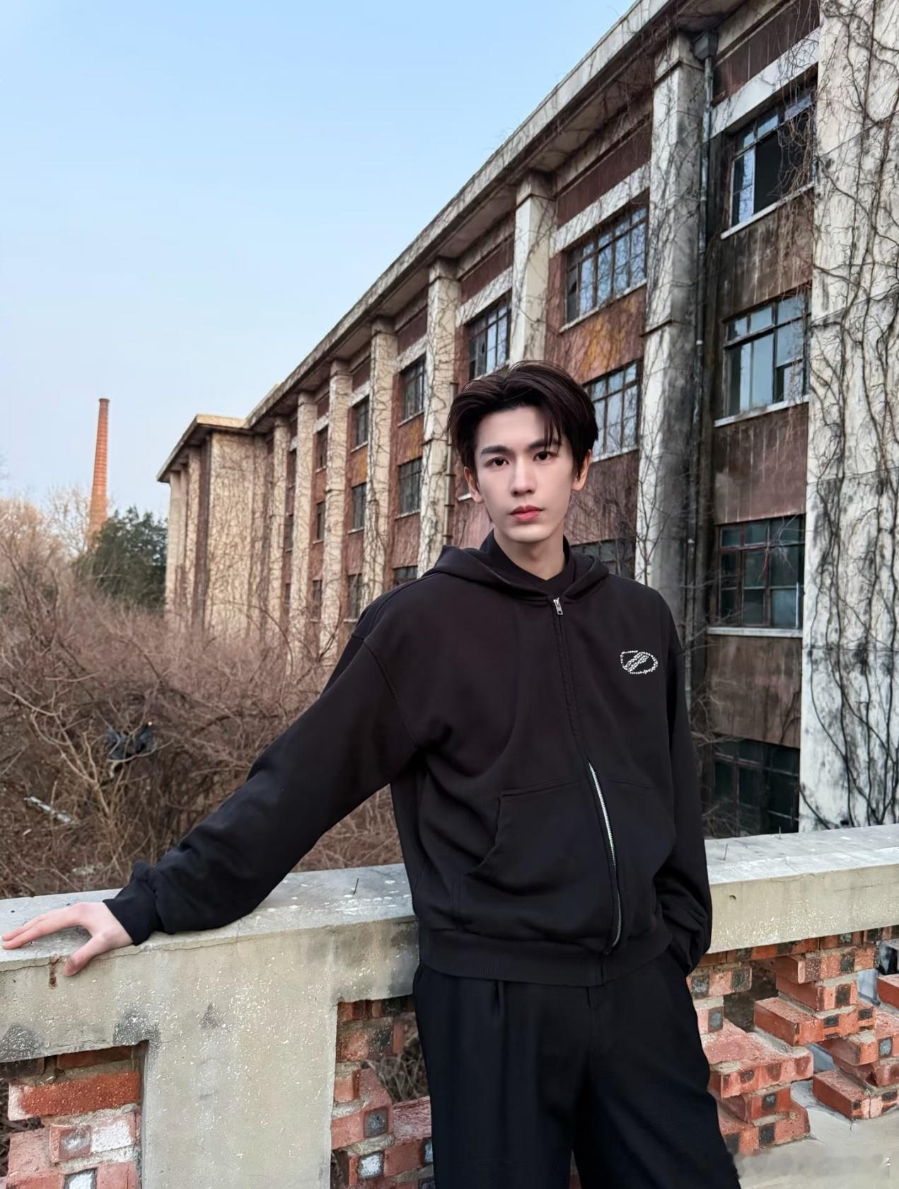 张凌赫看星星，还特意给到兰蔻镜头，到底卸妆卸掉了什么😳