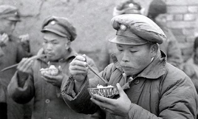 1948年，有一个国民党士兵饿的实在受不了了，跑到了解放军阵地，竟然背回一袋子馒