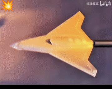 洛马公司在阿联酋航展期间展出其六代机模型。这架外形酷似J50无人机格外抢眼，还有