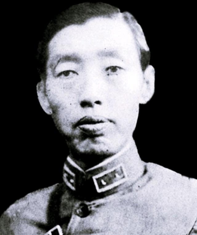 1928年，蒋介石送了石友三十万大洋，石友三担心此事被冯玉祥派来当监军的李秉璇告