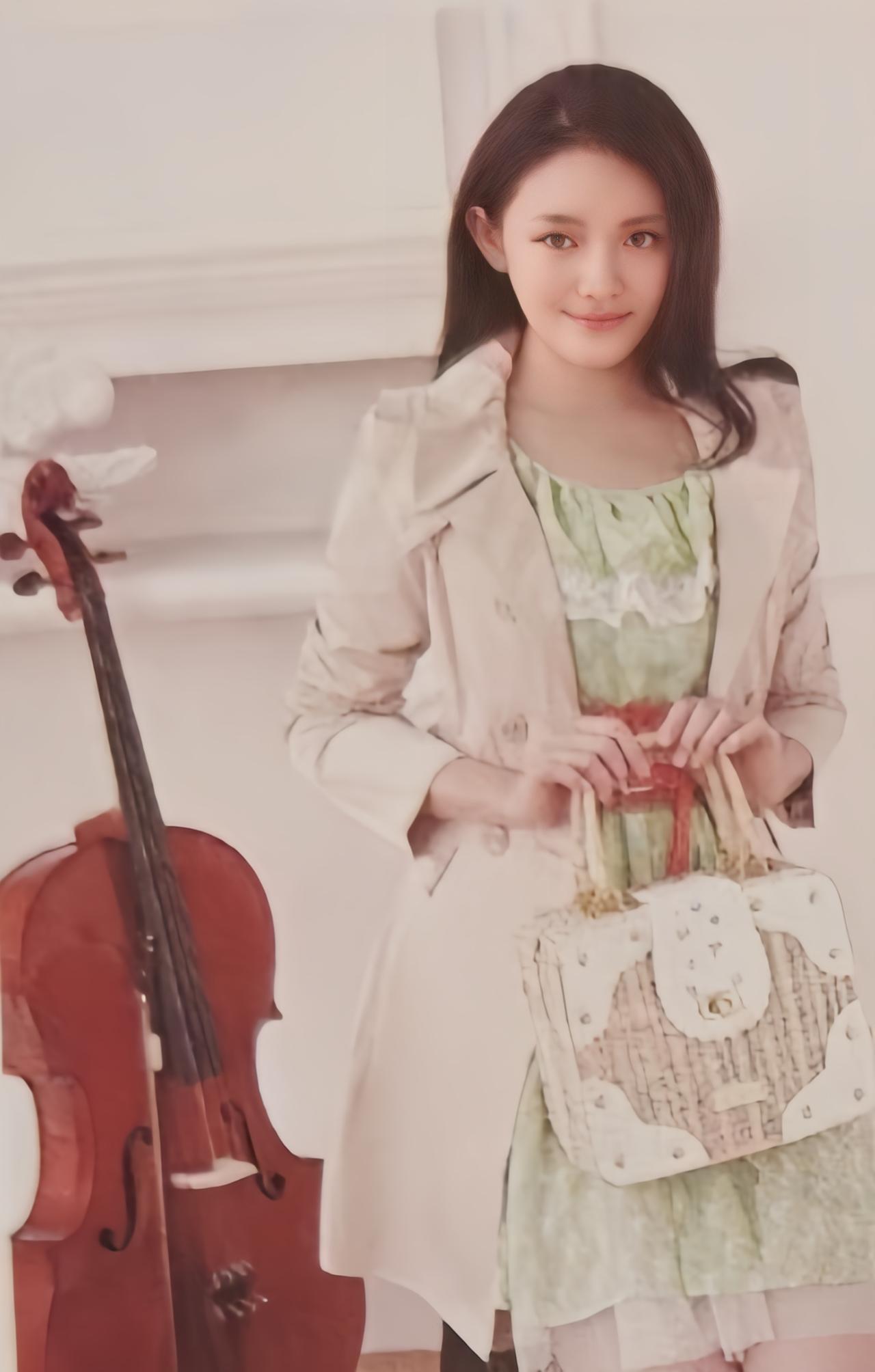 现在回头看大S早年为阿依莲拍的那些代言海报，真的越看越有味道，明明已经是二十多年