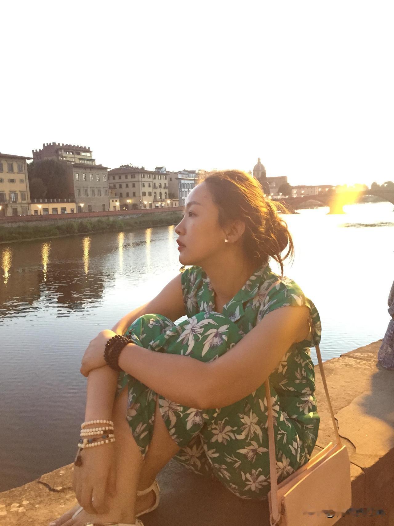 95年的妹妹终于也30岁了。生日的晚上，她在朋友圈发：“30岁，没有想象中