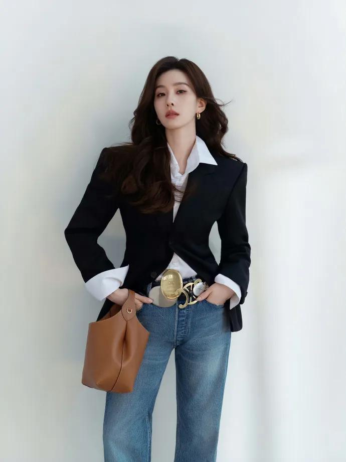 刘诗诗在出席时尚活动的时候走经典的黑白搭配风格，看上去很有气质。刘诗诗里面穿白色