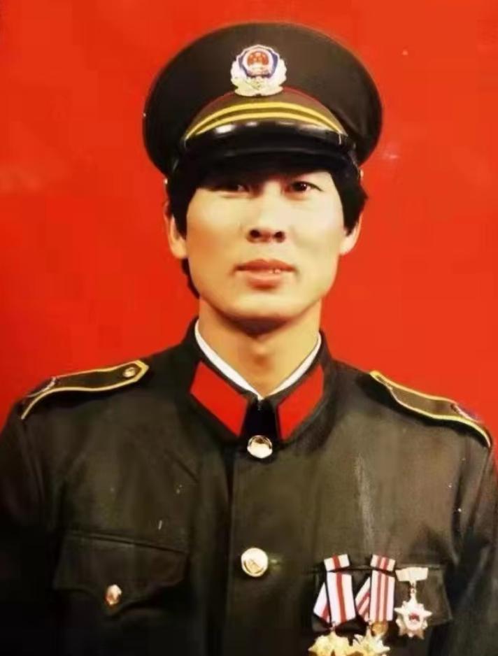 张安利，1963年生，山东乐陵人，一等功臣、退役军人。1981年入伍，原67军5