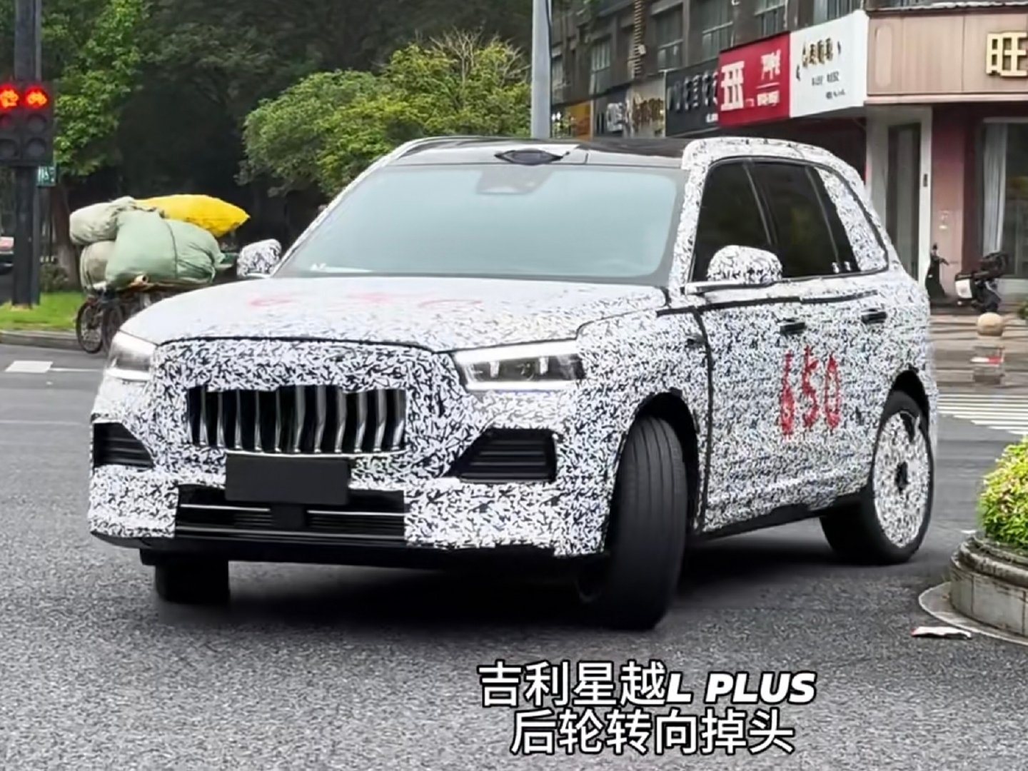 星越LPLUS有后轮转向这应该是配备后轮转向最便宜的车吧？​