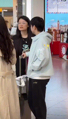 笑死了，原来今天大家在伦敦机场都迷路了。莎莎找休息室找不到，球迷给她和任姐