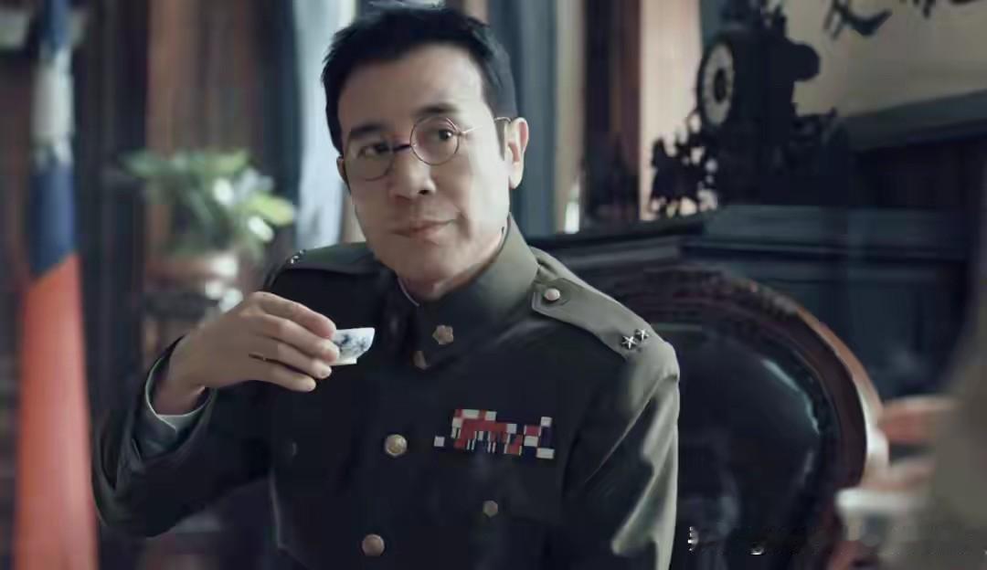 于和伟和张嘉益是近十年以内最火的两位演技派明星，前多年张嘉益领先于和伟，最近几年