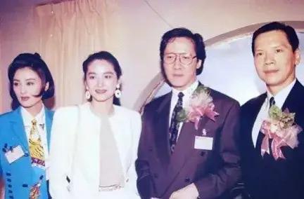 坊间传闻，当年张敏太美，倚天里回眸一笑百媚生，向华胜都被迷倒了，后来不知道怎么回