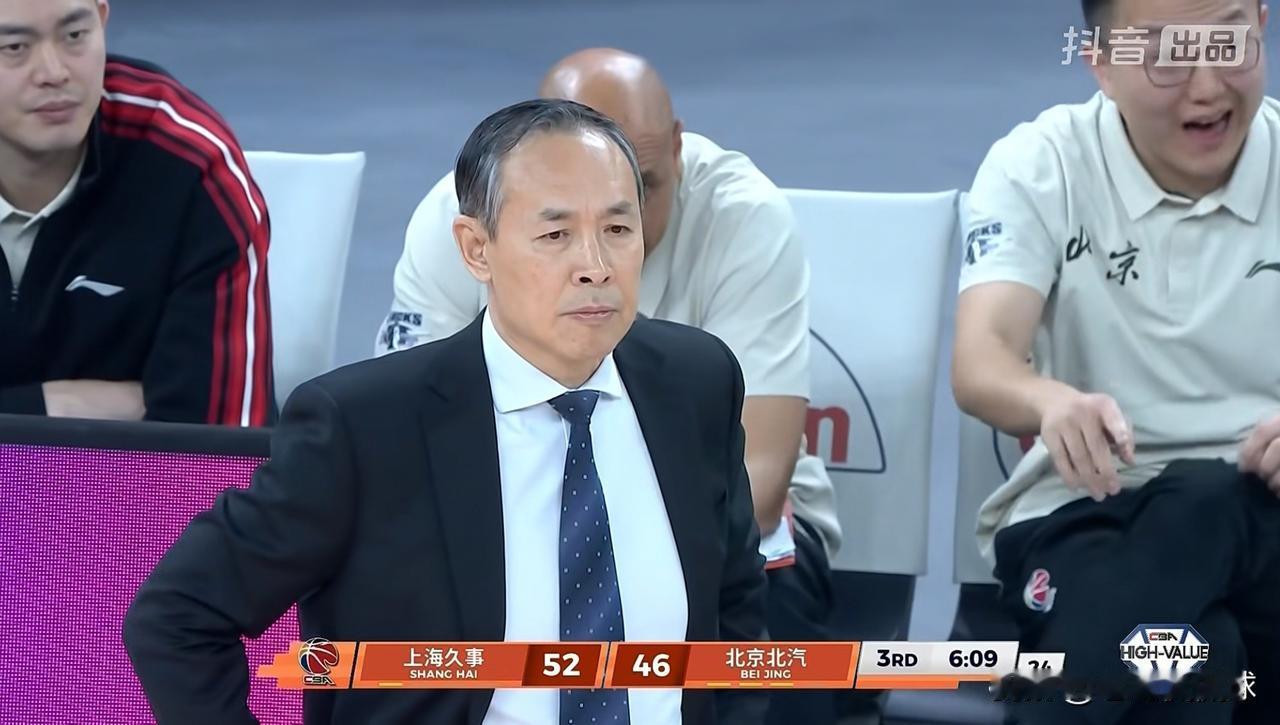 北京北汽主帅许利民真是彻底的傻眼了！在今天北京北汽客场挑战上海久事的比赛中，当时