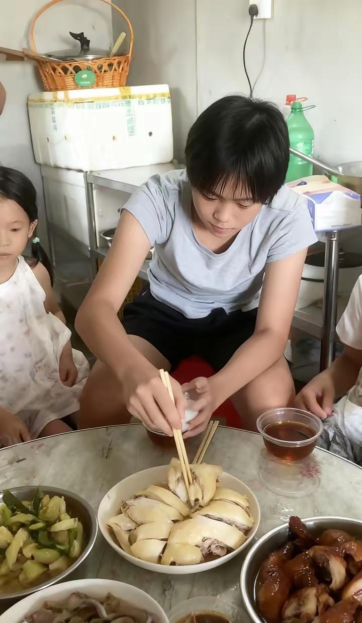 全红婵回村吃团圆饭的样子，才是顶流最该有的模样！十米台上的“水花消失术”有多霸气
