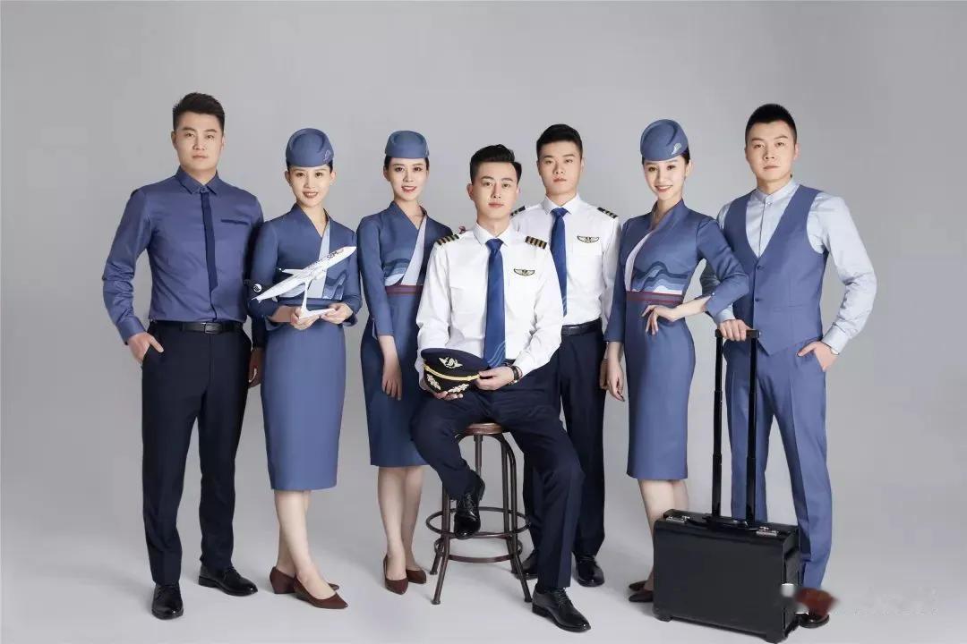 最近山航给乘务员换冬季新制服啦，叫“青未了”系列，10月10号就正式启用了，核心