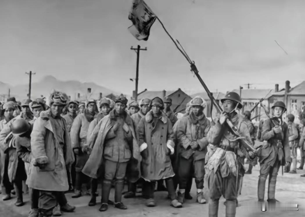 1948年，淮海战役中，华野炊事员挑着包子，误入敌人阵地，可他却不慌，还高声大喊