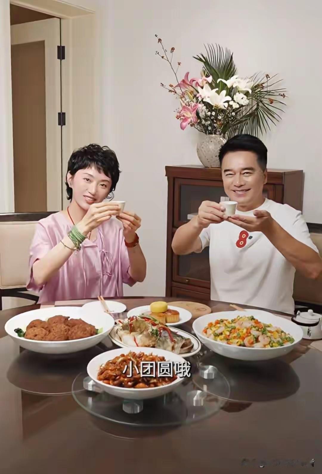 怪不得要娶年龄小的妻子，许亚军61岁了果然不显老，娶了年轻的张澍，她比许亚军小1