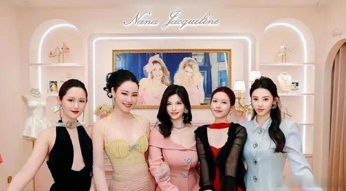 现在赵露思和他们战一起都看不出明星和网红的区别了
