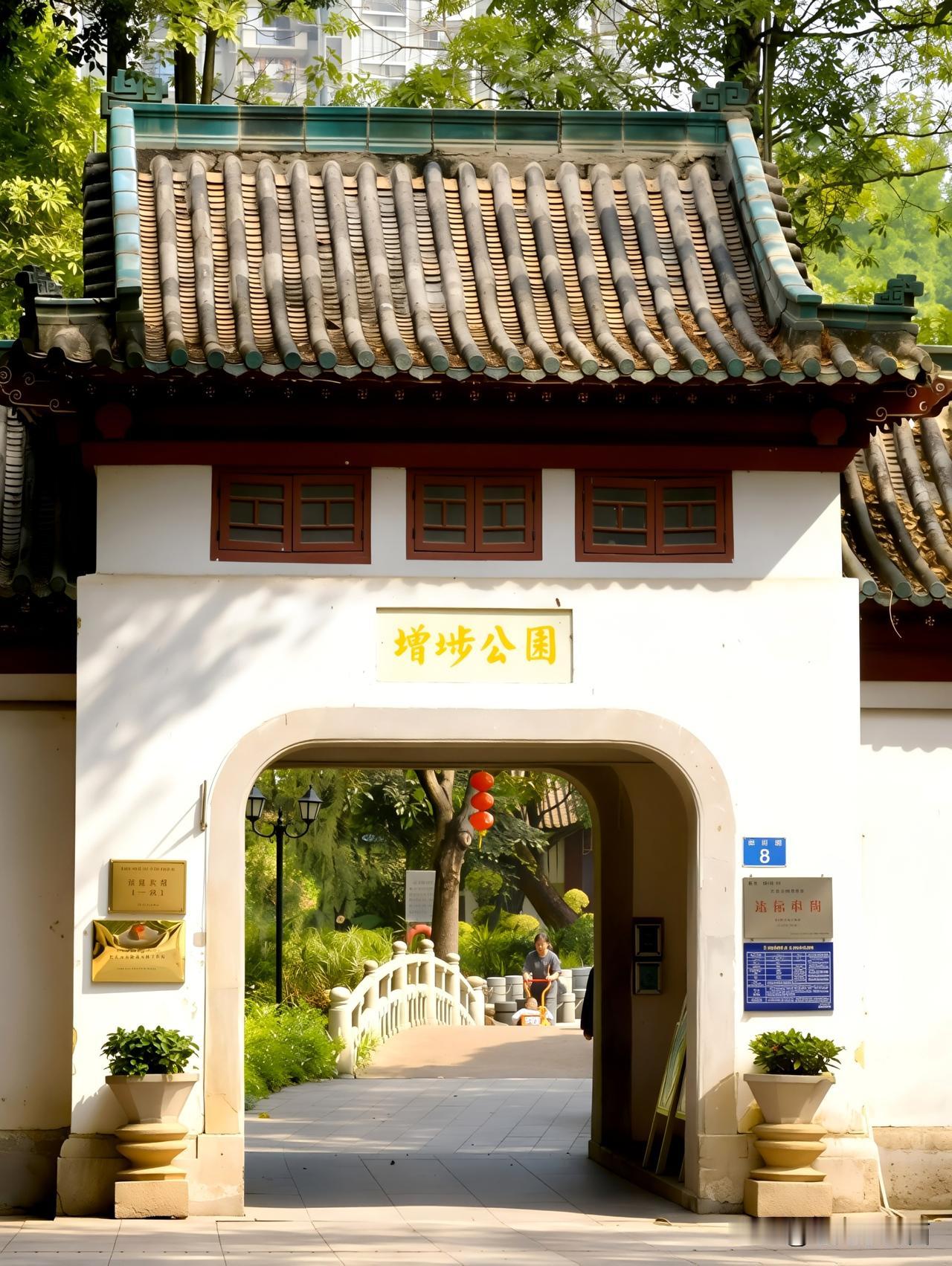 增埗公园晨游记清晨的增埗公园，白墙黛瓦的古建筑在晨光里晕开温柔光影，红