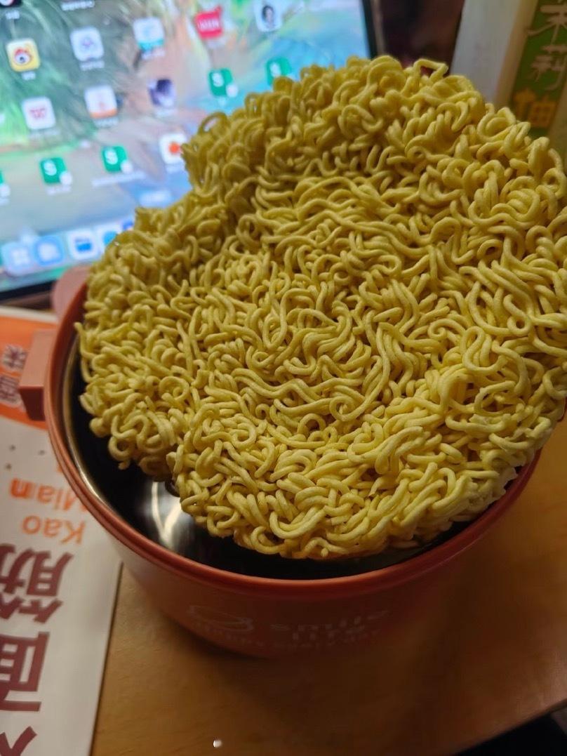 塞不下完整面饼的不许叫泡面碗买了个在公司泡面的碗结果面饼还得掰开才泡的下塞不下泡