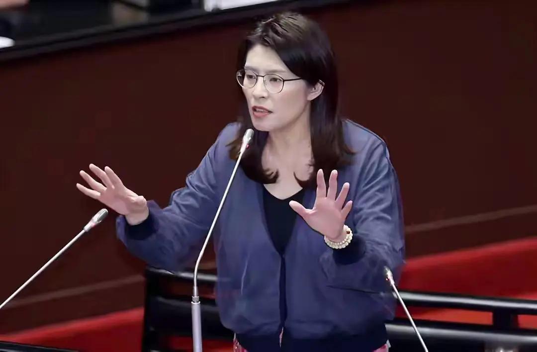 2025年10月，一段采访视频在台湾和日本的社交媒体上迅速传开，画面中台湾前“立