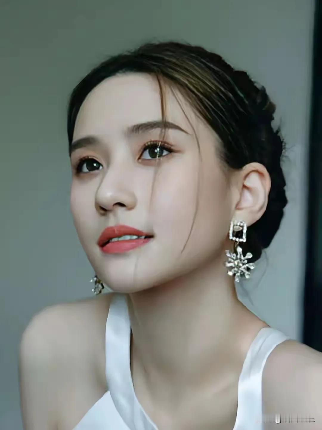 你们只知道现在的何超莲漂亮，那你们可见过年轻时可可爱爱稚嫩美丽的她？她这组照片挺
