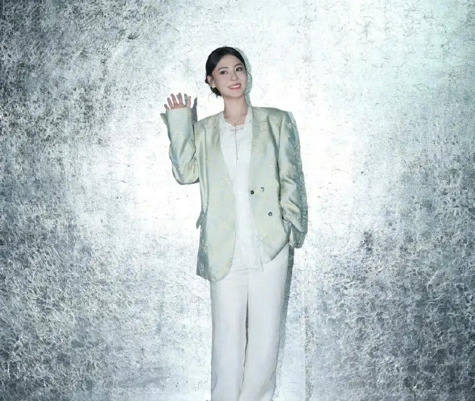 张柏芝，不愧是你！今天6月16日，张柏芝现身景德镇的生图火速登上热搜，42岁的