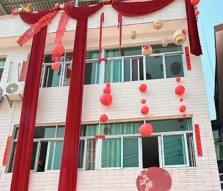 和邻居家因为宅基地吵架了，好几年不说话了，五一听说她儿子结婚呢，我准备拿200块