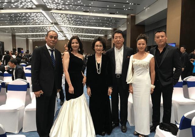 6星同框旧照：我一眼就认出了胖瘦适宜、珠围翠绕、气质清绝的宋晓英与西装挺阔、