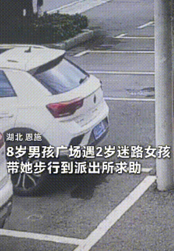 火上央视新闻了！湖北，2岁女童因与妈妈走失，站在原地无助大哭，8岁男孩路过，原以