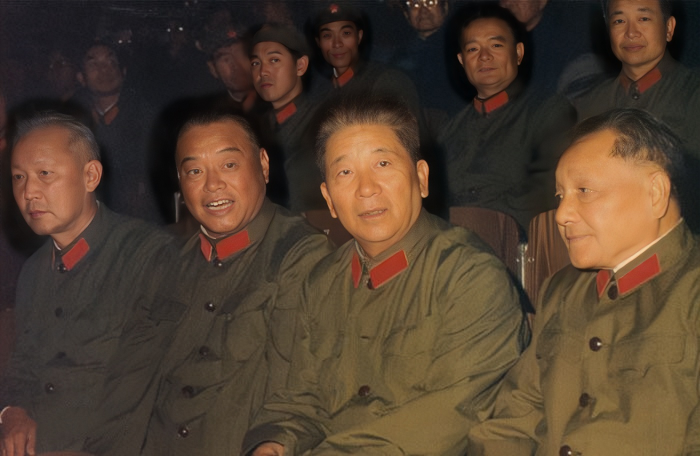 80年代，邓小平和北京军区首长的一张珍贵合影。谁能告诉我，合影中一共有几位上将？