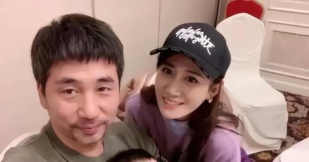抛弃和自己吃苦的糟糠之妻，前妻比这小女友漂亮十倍，甩小女友十条街。