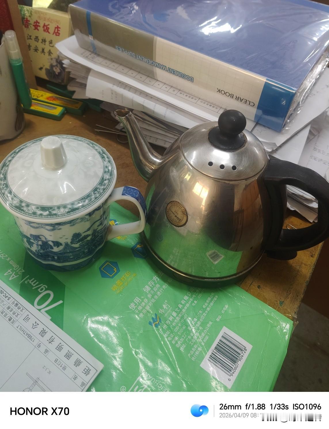 我本好意，她却有心。职场社交真是微妙。办公室里的饮水机，修完后永远烧不开，想