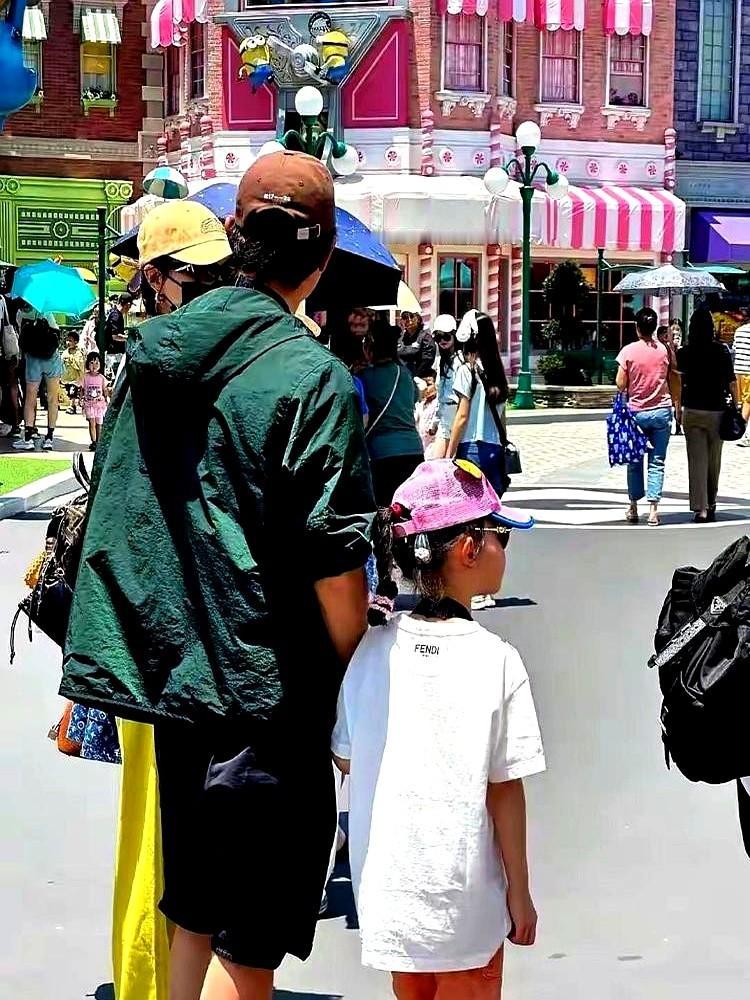 唐嫣罗晋又被偶遇了，这次在新加坡环球影城！两口子带着6岁女儿小小糖，素颜排队