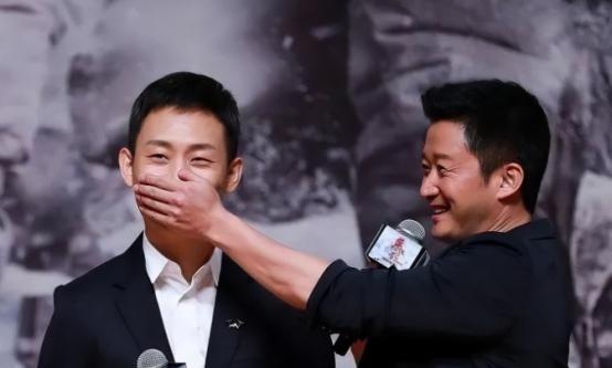 2012年，张歆艺花了240万买了一辆新车到剧组，让张译羡慕不已，就用手在车的前