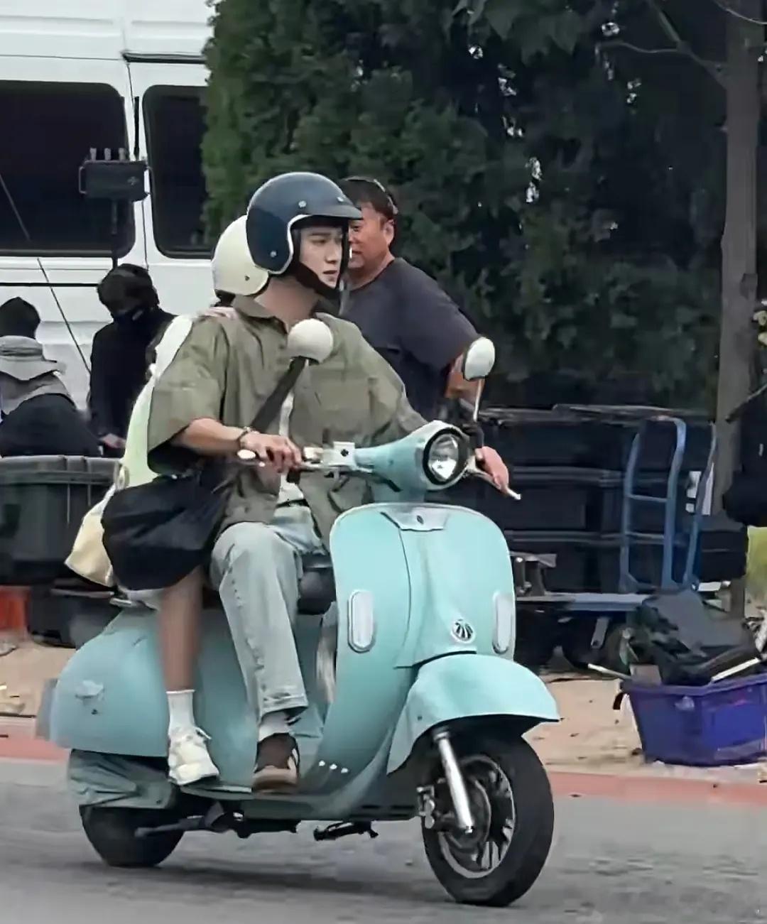 骑电动车的明星们