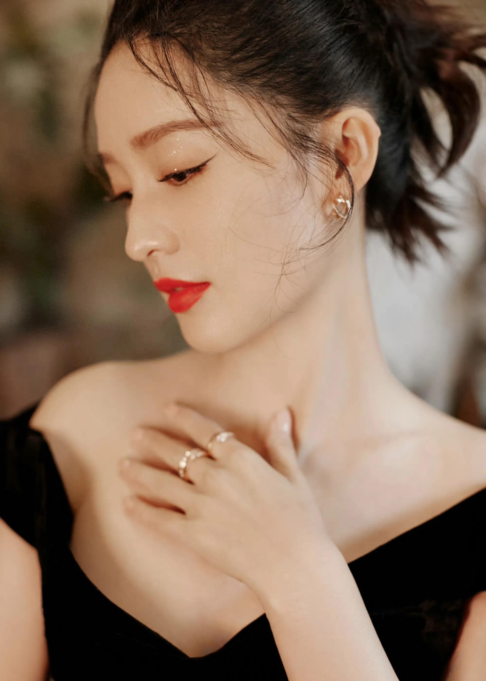 女星李沁时尚写真：窈窕淑女、娇小玲珑