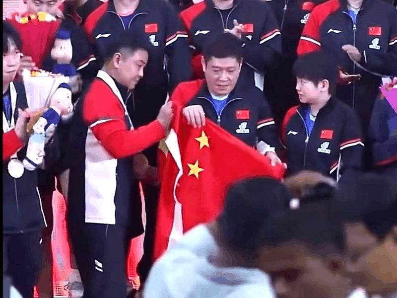 拍完合照，四个人都把旗子给了coco，莎莎都惊呆了！莎莎：你们竟然都给他！