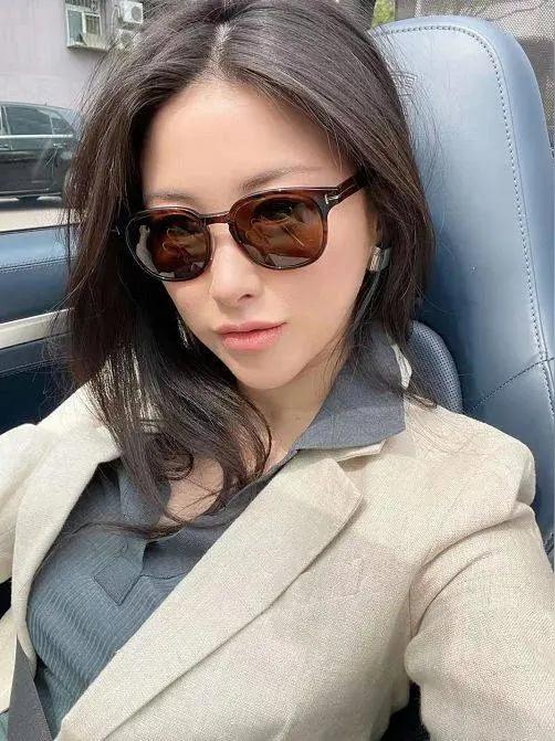 朱珠和赵露思都很美，但她们的美各有千秋。朱珠是成熟风情大女人风她的骨相舒展大