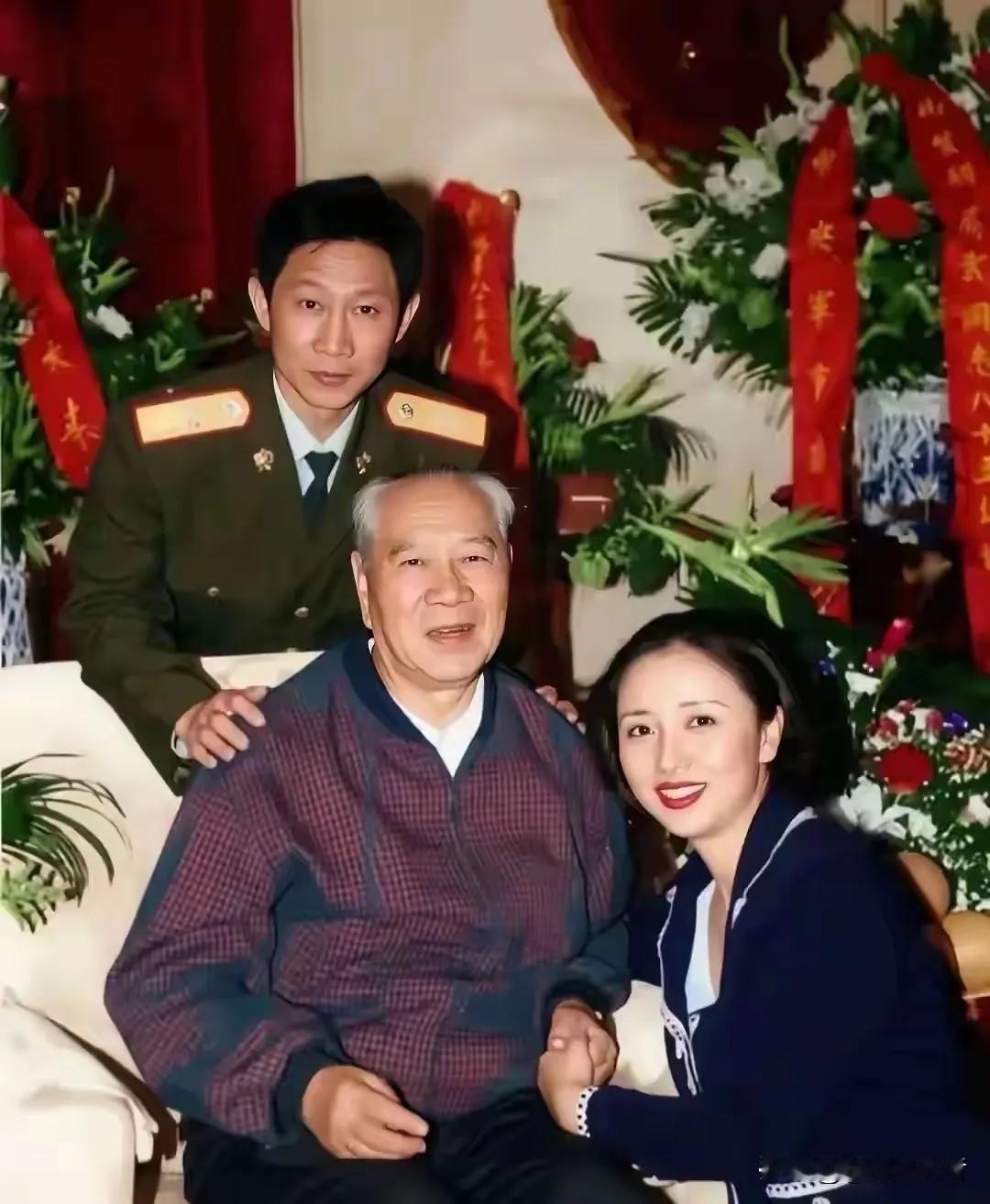 这是1994年，开国上将杨成武将军八十大寿时拍下的珍贵家庭留影。满堂花篮簇拥，红