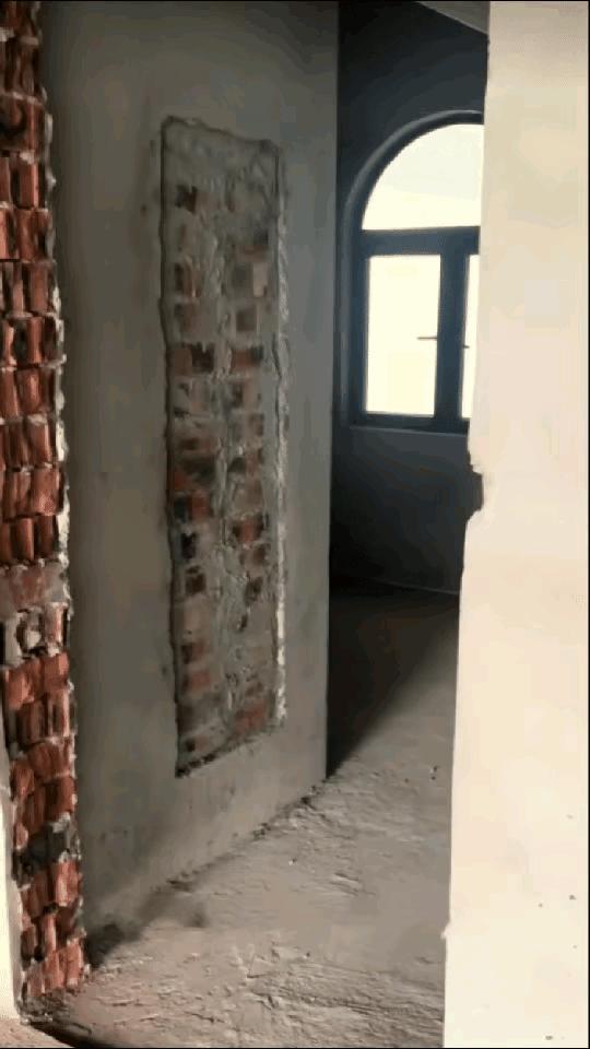 广西一女子装修新房，不料，在砸墙时居然砸出一个密室，这一幕把砸墙的工人都惊呆了，