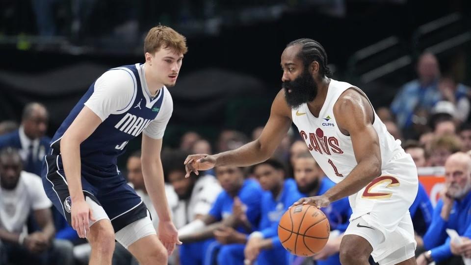 骑士今天输给独行侠是真失策啊！应该紧盯尼克斯的排名，保持住半场到一场的差距，做到