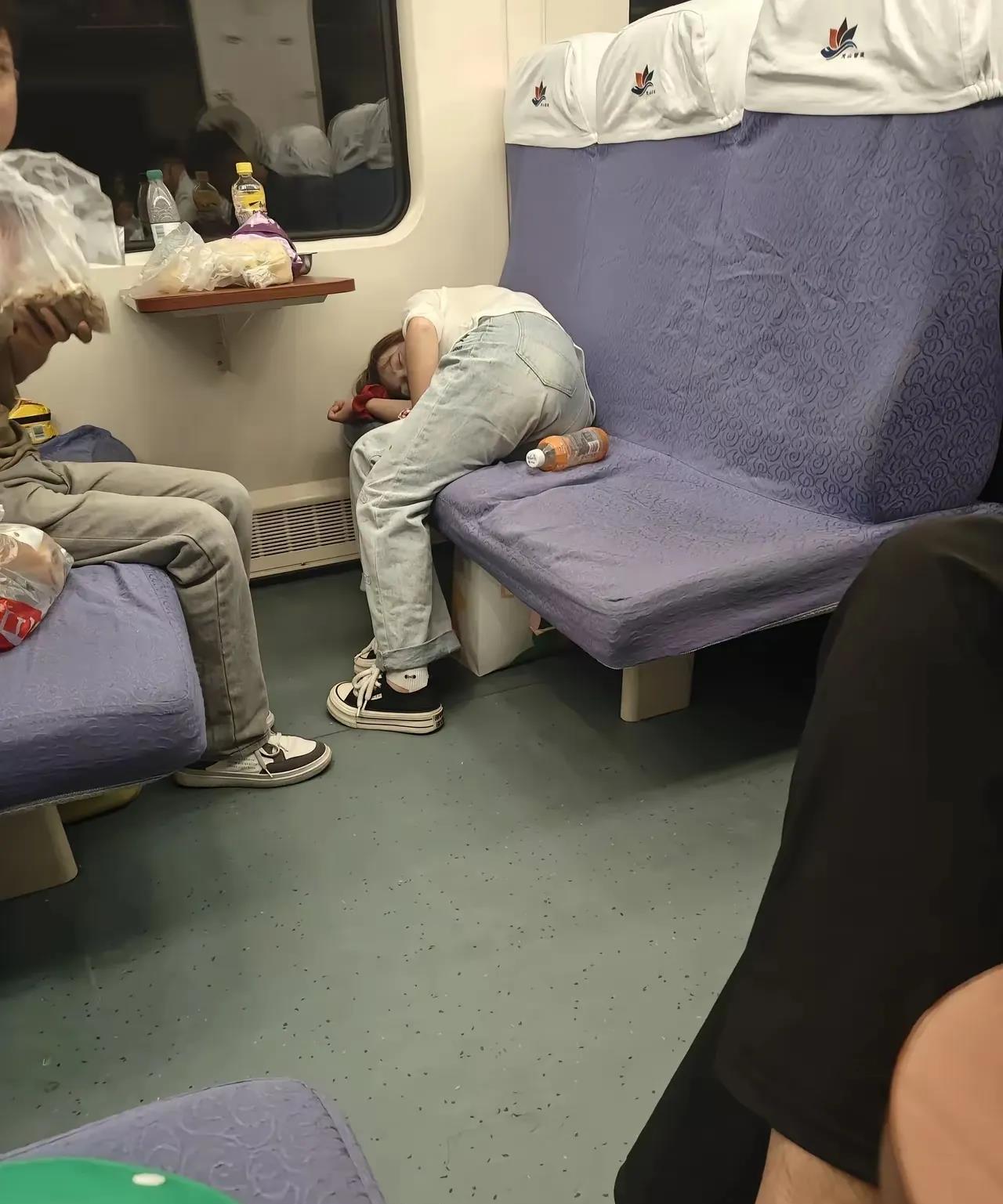 火车上睡觉太难受了，为什么不买卧铺票呢？