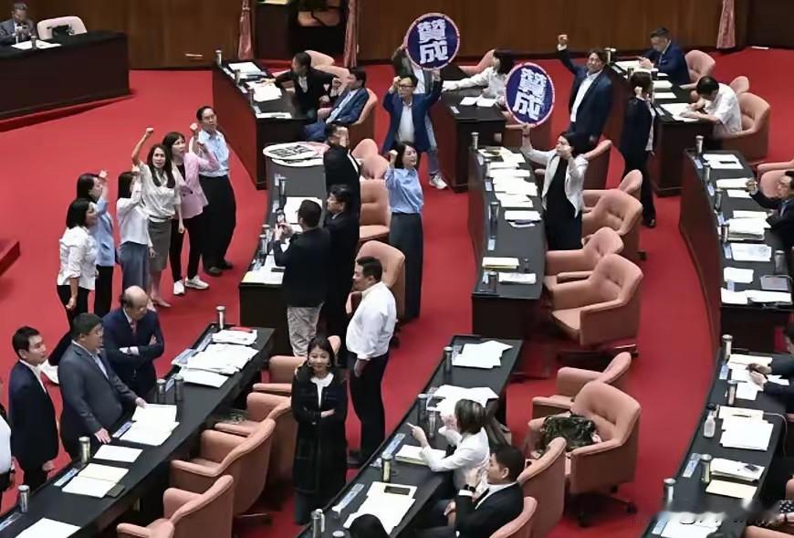 军购案表决59：0！民进党为何弃权？昨天台湾立法机构对军购特别条例进行投票，
